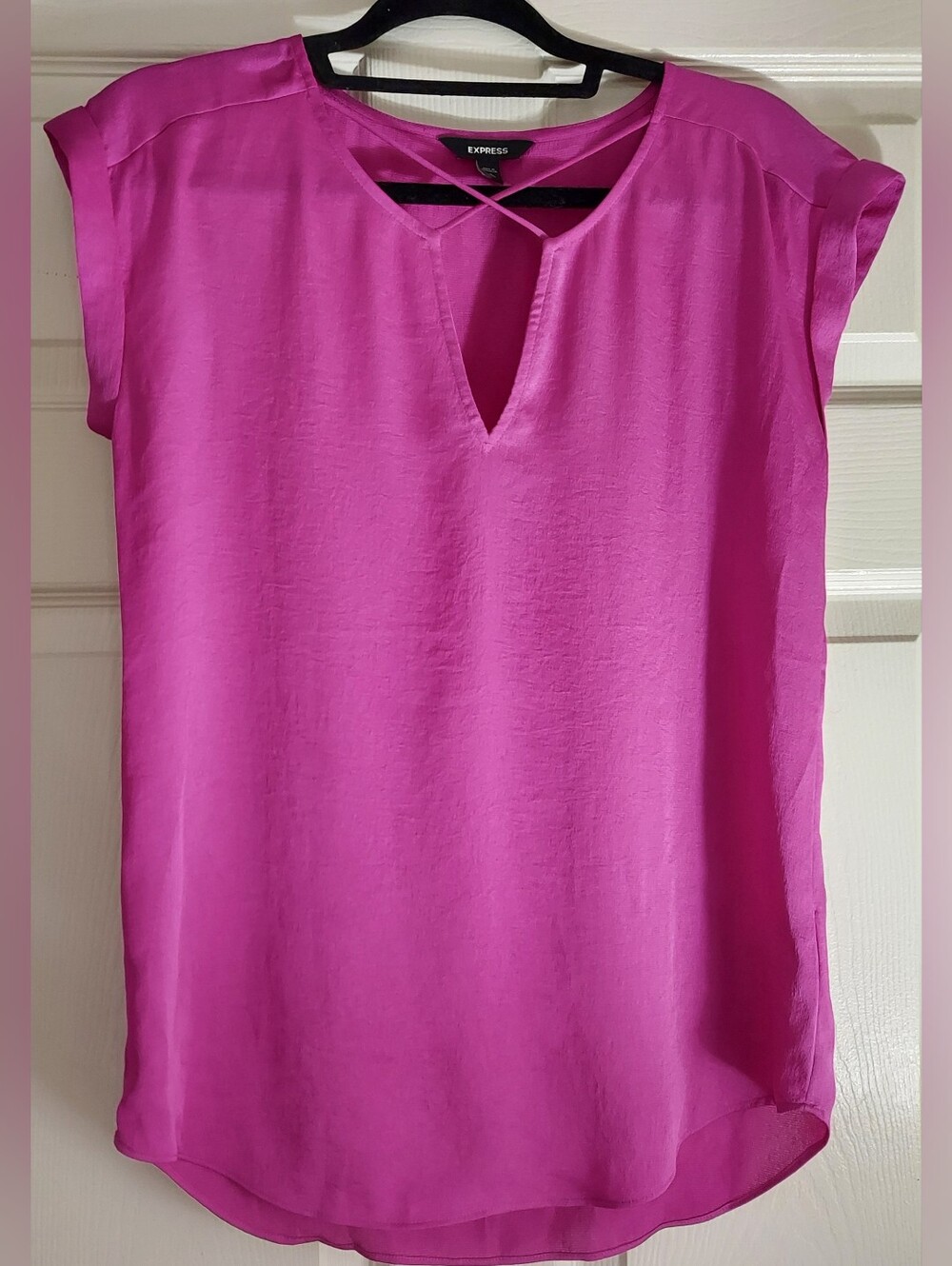 Express Fuchsia Split-Neck Cap-Sleeve Top. Size Small. T-602